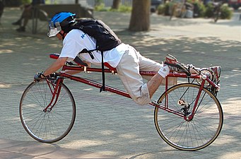 Cyklist på magliggcykel.