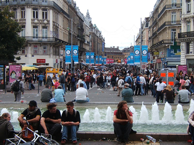 File:Braderie de lille 2006 2.jpg