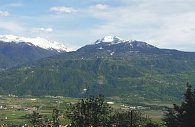 Blick nach Nendaz mit dem Berg Dent de Nendaz im Hintergrund (Ortskern unterhalb der Schneefragmente in der Bildmitte)