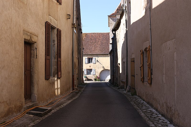 File:Pesmes une rue du bourg.jpg