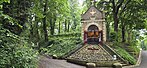 Backsteinernde St.-Rosa-Kapelle auf einem kleinen Hügel