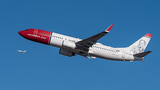 Norwegian Air Shuttle Boeing 737-86N departing MUC