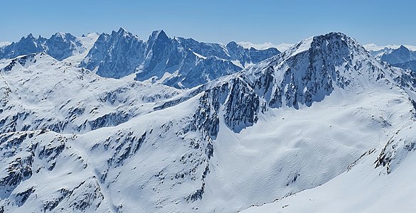 Blick nach Südosten zu Pizz Gallagiun und den Bergeller Alpen (für Annotationen der einzelnen Berge aufs Bild klicken)