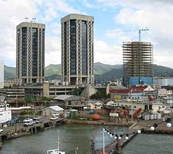 Port of Spain, nhìn từ phía bến cảng tháng 12 năm 2002. Có thể thấy rõ tháp đôi Eric Williams Plaza. Tháp Nicholas Tower, hiện là tòa nhà cao nhất ở Trinidad và Tobago, đang được xây dựng nằm ở bên phải bức ảnh.