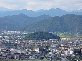 中央の小高い山が鷺山城のあった鷺山