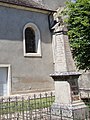 Monument aux morts à côté de l'église