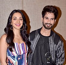 Shahid Kapoor dan Kiara Advani bergaya di depan kamera