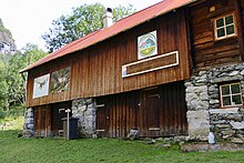 Bâtiment en bois et en pierre.