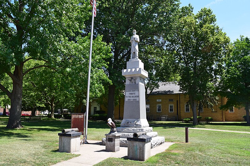 File:Mason County, IL courthouse and war memorial.jpg