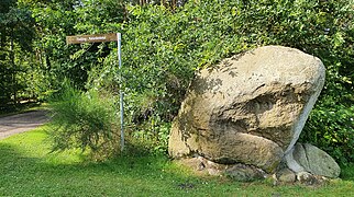 Naturdenkmal NI95 Granitfindling bei Husum .jpg