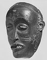 Masque mwana pwo, vu de trois quarts. Brooklyn Museum