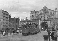 Hala Mirowska w okresie okupacji niemieckiej. Widoczny fragment, obiegającej budynki hal od północy, niezachowanej linii tramwajowej w ciągu ulic: Wolska–Chłodna–plac Mirowski–plac Żelaznej Bramy