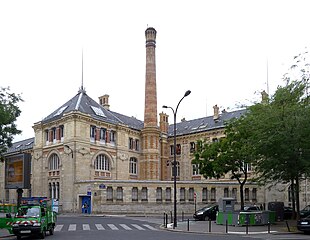 No 83 : bâtiments du lycée Voltaire avec une grande cheminée.