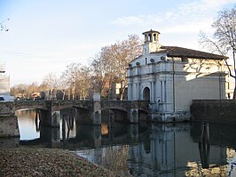 Porta Portello en brug over het kanaal. Brug en poort geven toegang tot de universiteit van Padua.