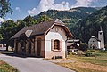 Ehemaliges Stationsgebäude und Pfarrkirche (2006)