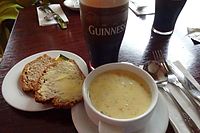 Seafood Chowder mit Brot und Guiness