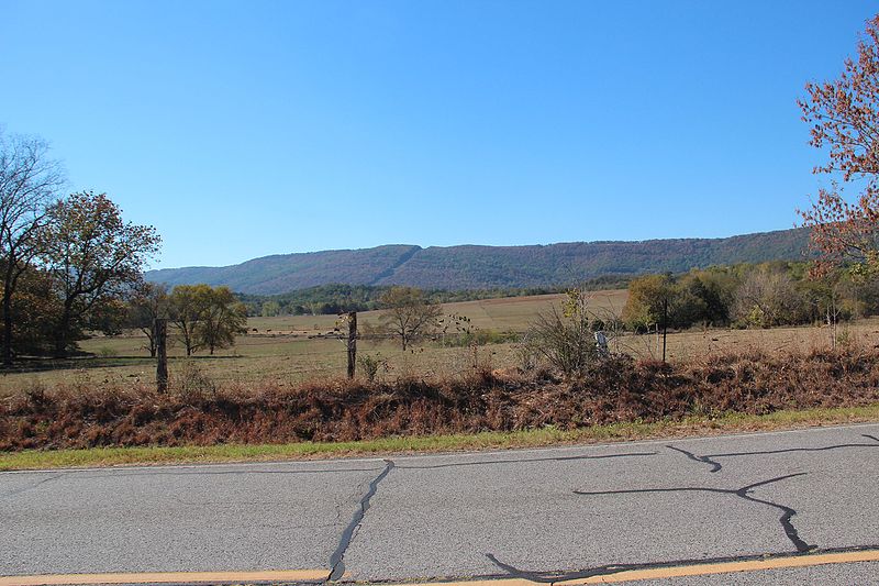 File:McLemore Cove, looking towards Lookout Mountain, Oct 2016.jpg