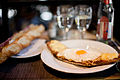 Croque-madame dans un bistro parisien.