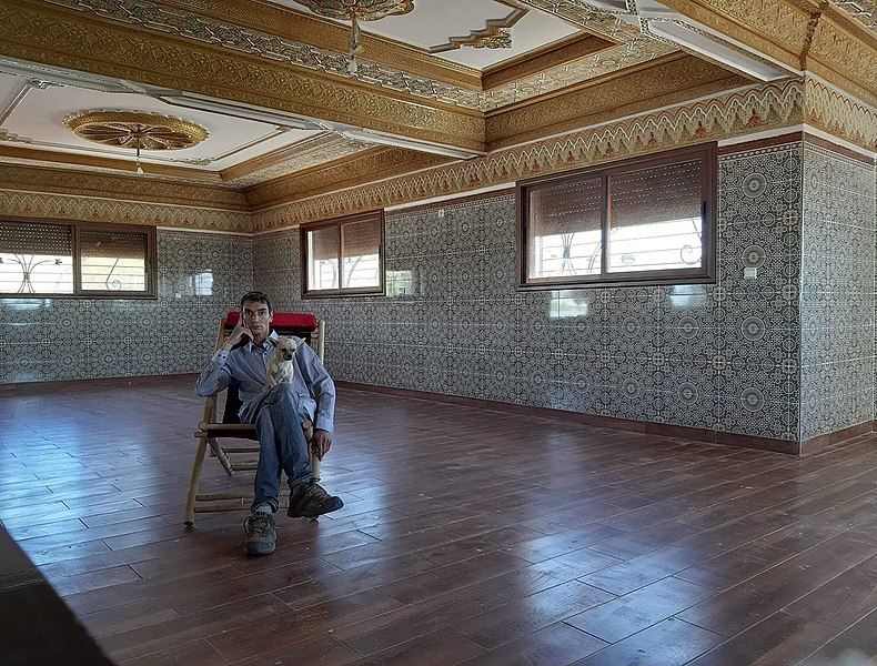 File:Empty guest room.jpg