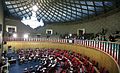 Intérieur du bâtiment et dôme de l'hémicycle, ici utilisée par l'Assemblée des experts en 2014, par l'architecte Heydar Ghïai