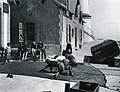 Le tannage des voiles à l'Île de Sein (photographie de Jacques de Thézac, vers 1930).