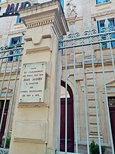 Plaque commémorative à l'entrée du collège qui porte désormais son nom.