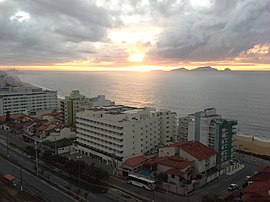 Praia dos Cavaleiros ao nascer do sol em Macaé