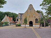 De Nicolaaskerk en links het armhuis