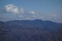 乾徳山から眺めた奥秩父山塊（雲取山と飛龍山）