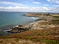 Plomodiern : les falaises entre l'anse de Ty Mark et la pointe de Talagrip, visible au second plan (vue d'ensemble).