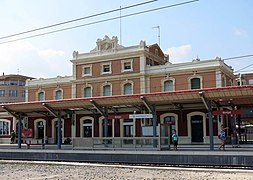 L'edifici davant les marquesines i andanes