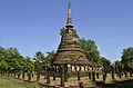 Chedi principal de Wat Chang Lom entouré des vestiges de sa galerie couverte