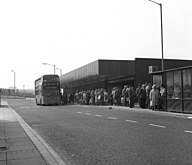 Passageiros embarcando em ônibus na estação rodoviária anexa, em maio de 1983