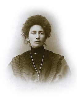 Adeline Boutainin muotokuva, 1862-1946. Hän oli ranskalainen valokuvaaja ja postikorttikustantaja.