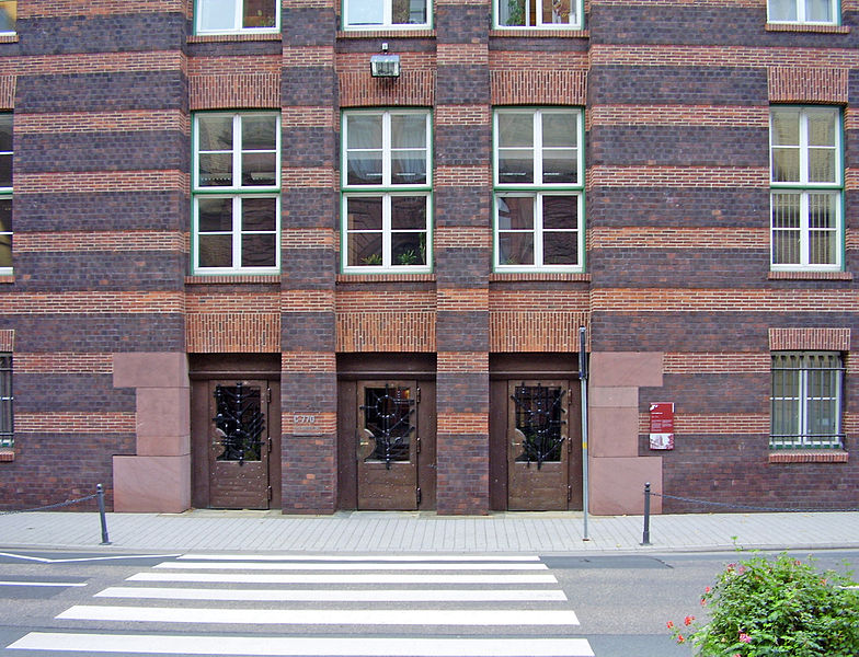 File:IPH-Behrensbau-Portal-uea.jpg