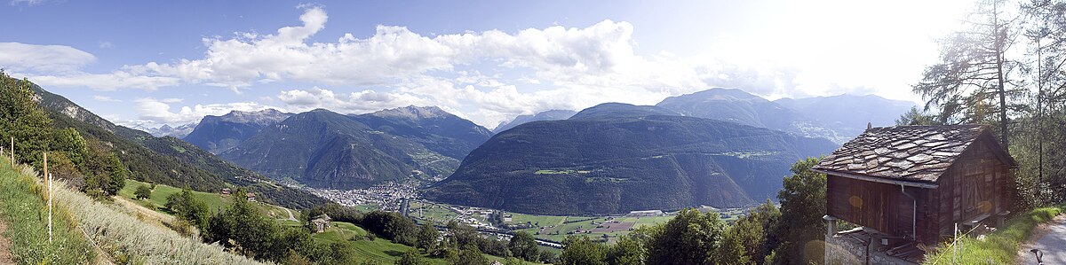 Panoramatický pohled na údolí řeky Rhôny a dále k jinu na její přítok, řeku Vispu s městem Vispem