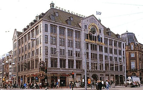 la magazeno Peek & Cloppenburg, inter la bulvardo Rokin (maldekstre) kaj strato Kalverstraat - en ĝi ankaŭ situas la amsterdama vaksfigura kabineto de Madame Tussaud