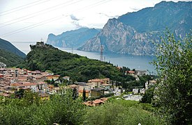 Nago und der lang gezogene Burgberg