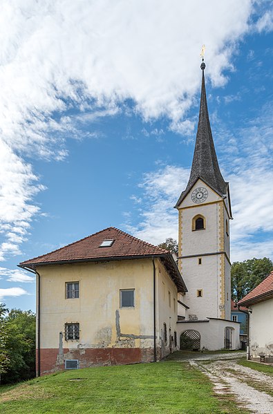 File:Magdalensberg St. Thomas Pfarrhof und Pfarrkirche hl. Thomas NO-Ansicht 04102019 7236.jpg