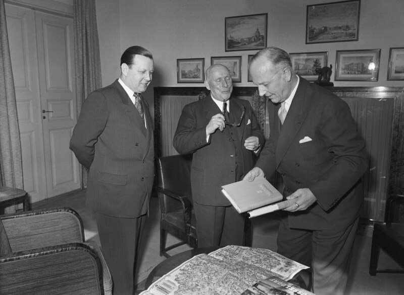 File:Mayor of Helsinki, Eero Rydman, with guests from Düsseldorf 1953 (JOKAUAS4 93-1).tif