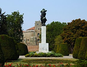 Vue plus générale du monument.