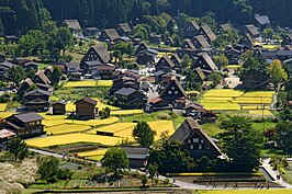 Het dorpje Ogimachi in Shirakawa-gō in de vroege lente