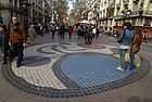 O mosaico Pla de l'Os do artista nas Ramblas de Barcelona