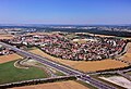 Luftbild der Stadt Garching mit der Bundesautobahn 9 im Bildvordergrund. Das Forschungsgelände ist im Hintergrund erkennbar, die Stadtteile Hochbrück und Dirnismaning sind auf dem Bild nicht zu sehen