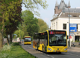 Bus van Qbuzz in U-OV huisstijl.