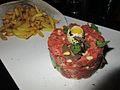 Tartare con uovo di quaglia e patatine fritte