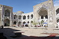 Cour intérieure, cellules et deux iwans de la médersa Abdoullaziz-Khan.