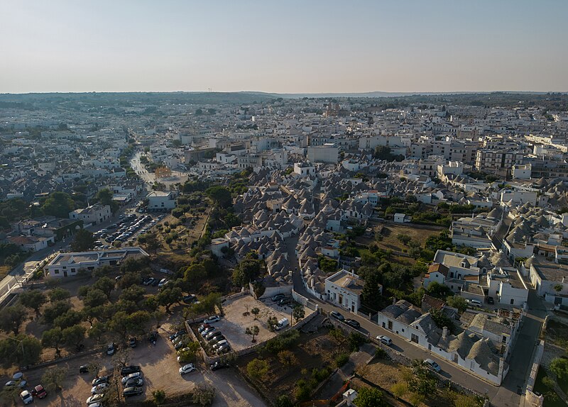 File:Alberobello con il drone.jpg