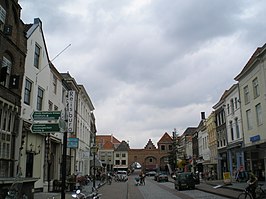 Waterstraat met achterin de stadsmuur en de Waterpoort