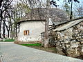 Bastionul semicircular și zidul de apărare